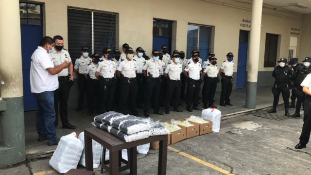 APIB entrega donación de mascarillas y banano a PNC de Escuintal