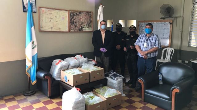APIB entrega donación de mascarillas y banano a PNC de Escuintal