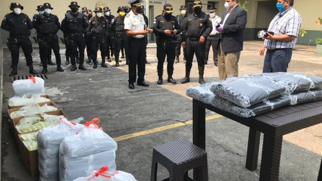 APIB entrega donación de mascarillas y banano a PNC de Escuintal