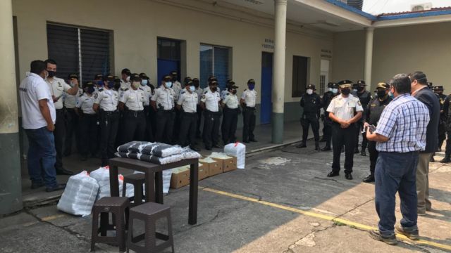 APIB entrega donación de mascarillas y banano a PNC de Escuintal